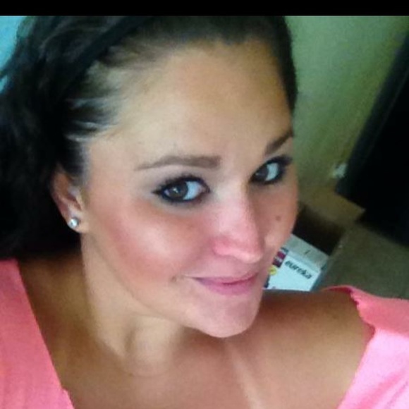 Meet your Posher, Stephanie - Picture 1 of 1